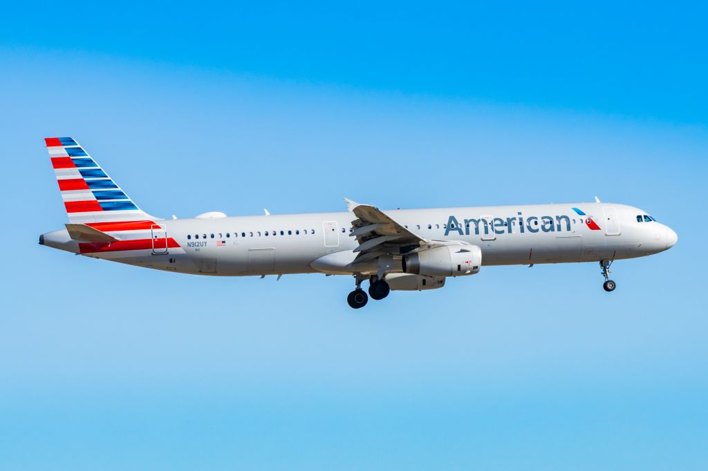 Airbus A321 (N912UY) - American Airlines A321 landing at DFW on 12/25/22. Taken with a Canon R7 and Tamron 70-200 G2 lens.