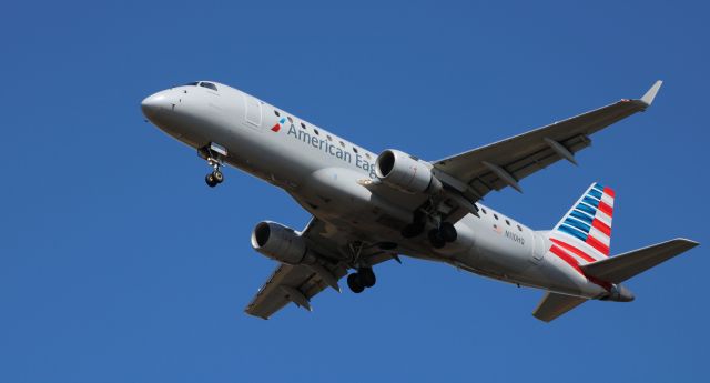 Embraer ERJ 175 (N110HQ) - On final is this 2007 American Eagle Embraer ERJ-175LR in the Winter of 2020.