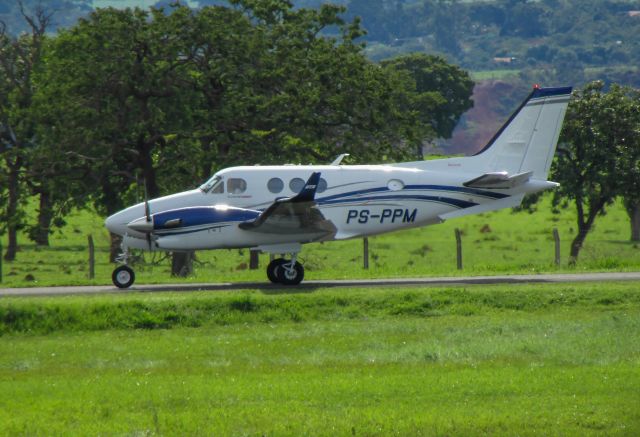 PS-PPM — - este é um novíssimo King Air C90GTx taxiando para a cabeceira 27 do Aeroporto Municipal de Patos de Minas (POJ/SNPD)