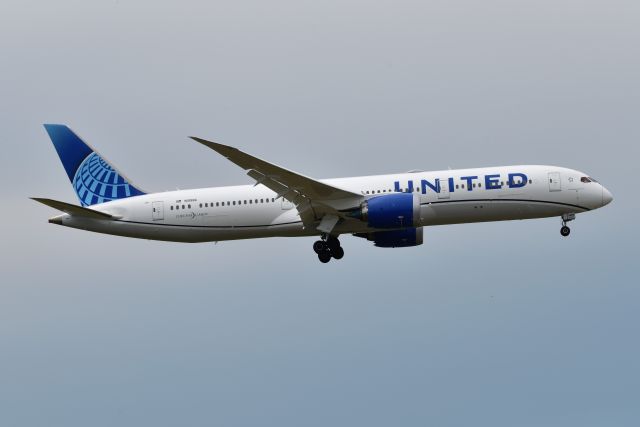 Boeing 787-9 Dreamliner (N19986) - Rescue flight arriving from EWR after it's own EWR-ORD flight got cancelled due ORD weather. Aircraft ferried to IND to pick up stranded pax from two earlier UAL B787 ORD bound weather diversions to IND. Shown arriving 5-L on 07-23-22. B78X N12010 & B789 N27964. I believe both flight crews on the two ORD wx diverts timed out.