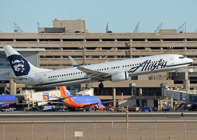 Boeing 737-800 (N320AS)