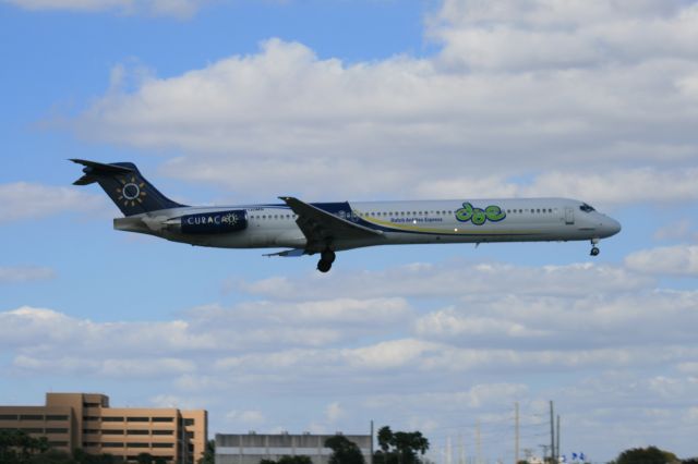 McDonnell Douglas MD-83 (N120MN)