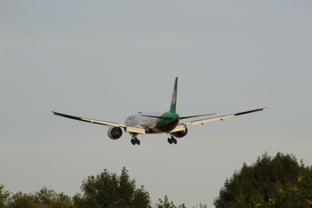 BOEING 777-300 (B-16733) - An Eva Air B777-300ER on final approach onto runway 09L.br /br /Location: Colnbrook By-Pass, just above the M25 orbital motorway.br /Date: 28.08.22 (dd/mm/yy)