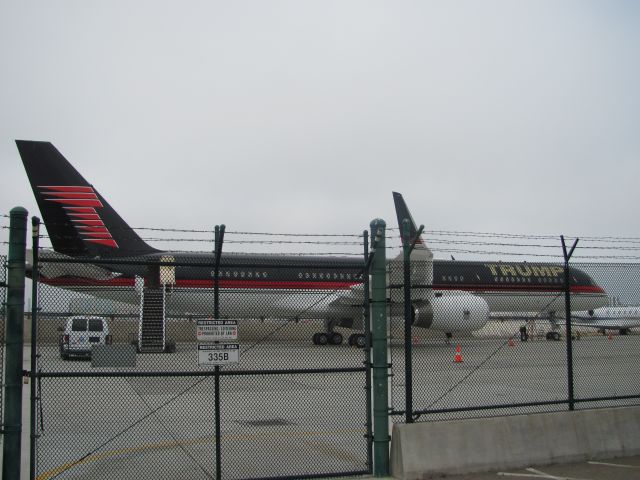 Boeing 757-200 (N757AF) - Trumps new 757 at LAX.