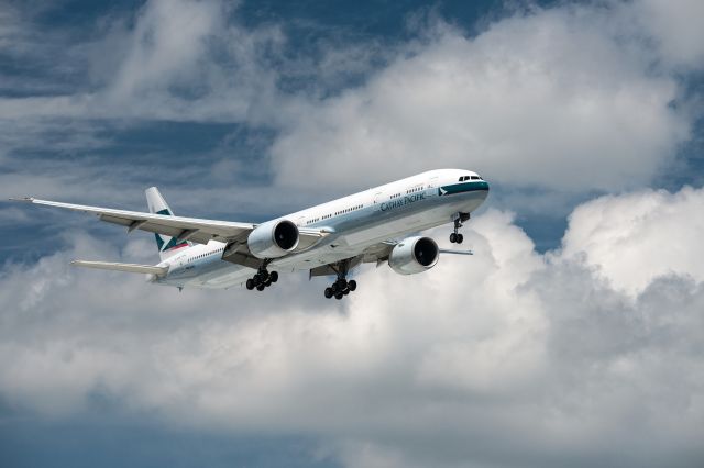 BOEING 777-300ER (B-KPW) - Landing 14R at ORD