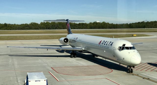 McDonnell Douglas MD-88 (N970DL) - Pulling in!