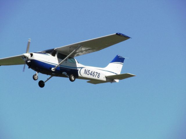 Cessna Skyhawk (N54678) - Taking off RWY 26L