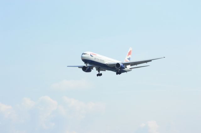 — — - Landing @ LHR
