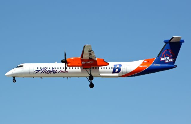 de Havilland Dash 8-400 (N437QX)