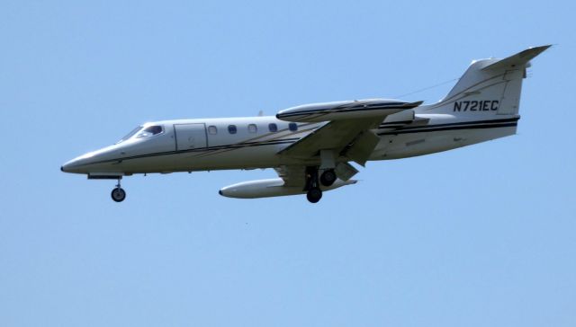 Learjet 35 (N721EC) - On final is this 1980 Learjet 35A in the Spring of 2019.