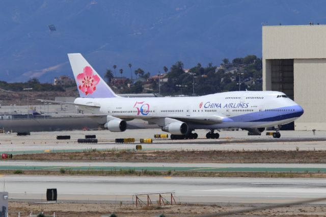 Boeing 747-400 (B-18208)
