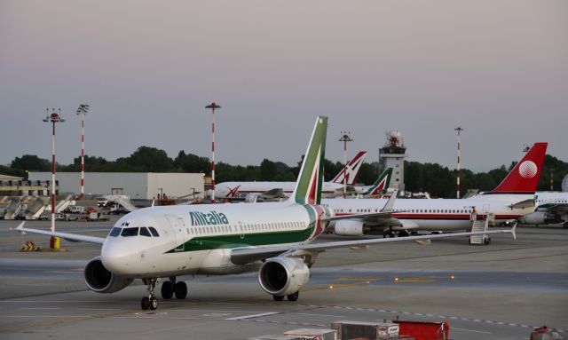 Airbus A319 (EI-IMW) - Alitalia Airbus A319-111 EI-IMW in Milano Linate