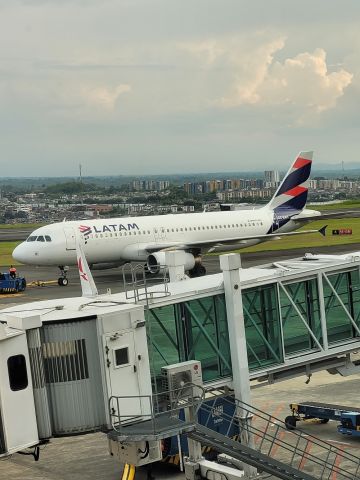 Airbus A320 (CC-BAH)