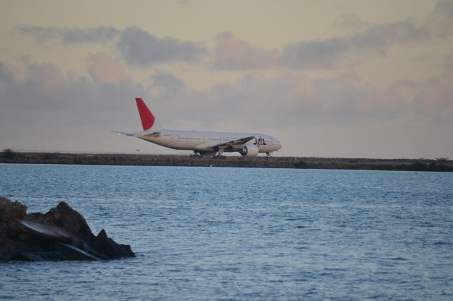 Boeing 777-200 — - A JAL 777 taxiing onto runway 8R at PHNL