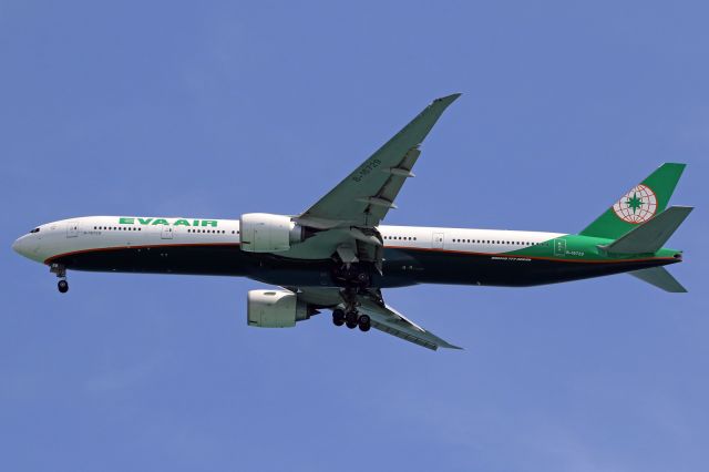 BOEING 777-300 (B-16729)