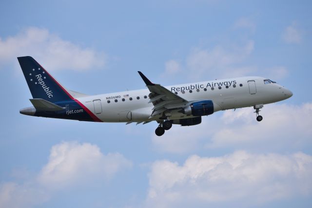 Embraer 175 (N806MD)