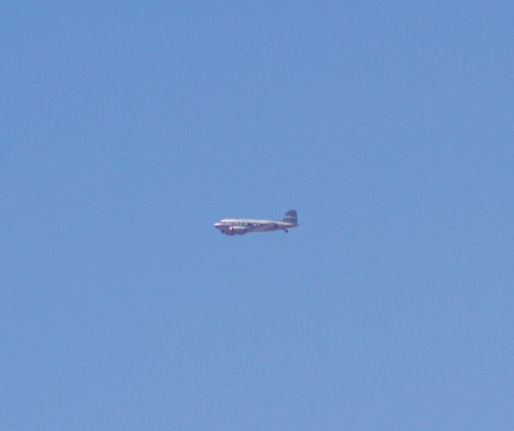 Douglas DC-3 —
