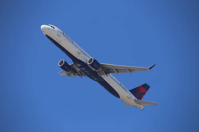 Airbus A321 (N327DN)