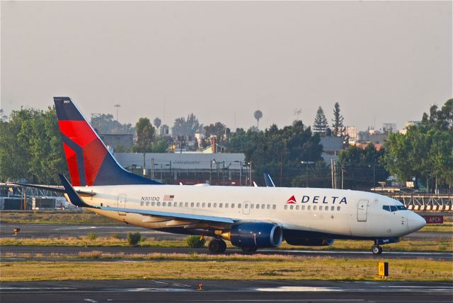 Boeing 737-700 (N301DQ)