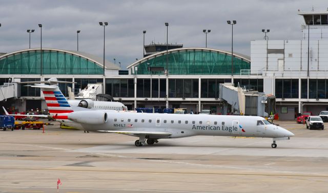 Embraer ERJ-145 (N941LT) - American Eagle Embraer ERJ-145LR N941LT in Chicago 