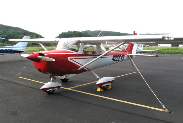 Cessna Commuter (N8664S) - At the RELIANT AIR ramp. RELIANT AIR hast the lowest fuel price on the Danbury (KDXR) airport)