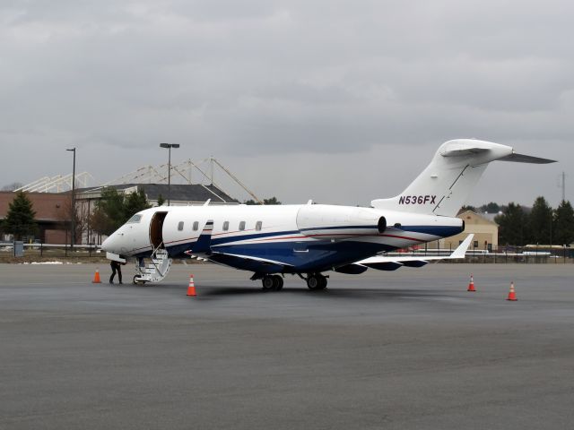 Bombardier Challenger 300 (N536FX)