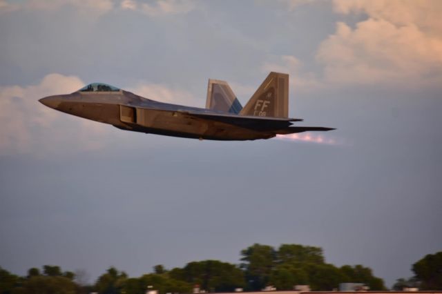 Lockheed F-22 Raptor —