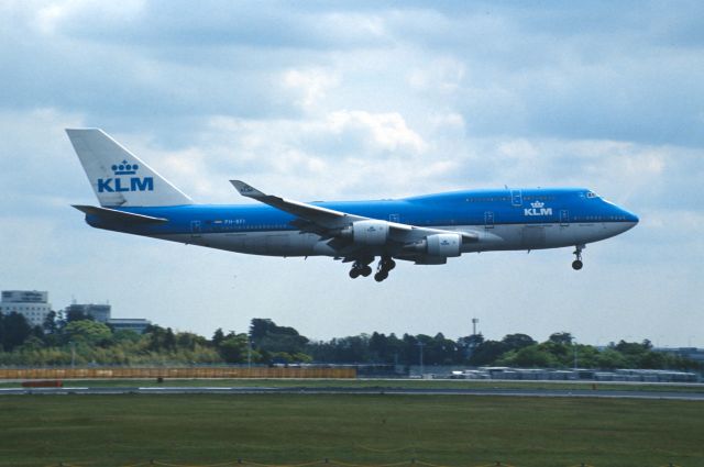 Boeing 747-400 (PH-BFI) - Short Final at Narita Intl Airport Rwy16R on 2006/05/04