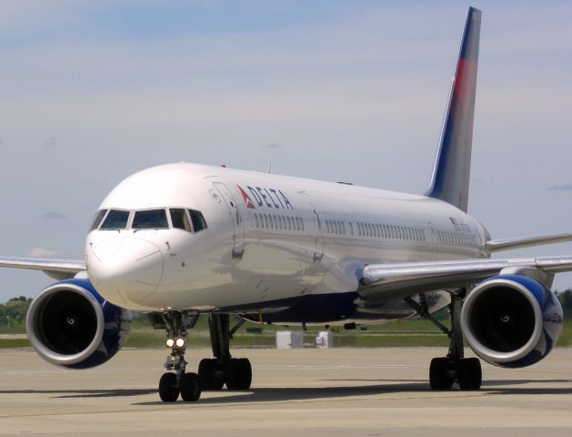 Boeing 757-200 (N711ZX)