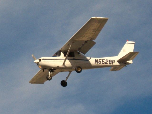 Cessna 152 (N5528P) - Landing on RWY 24