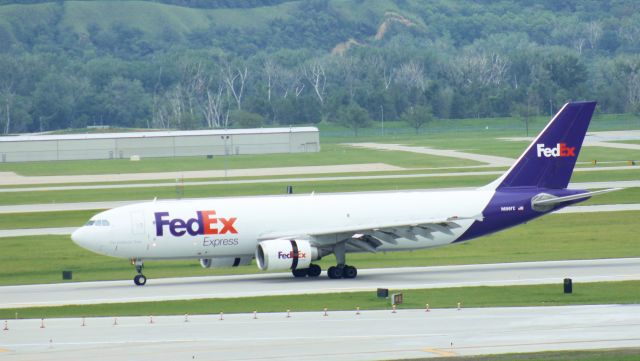 Airbus A300F4-600 (N686FE) - 081014 landing Rwy 32L