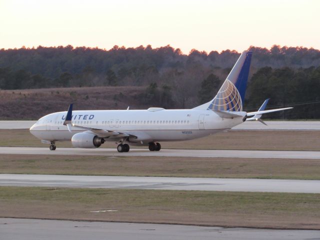 Boeing 737-800 (N12225) - A United Boeing 737-800 landing at Raleigh-Durham Intl. Airport. This was taken from the observation deck on January 18, 2016 at 5:25 PM. This is flight 304 from ORD.