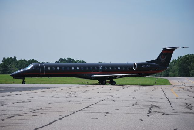 Embraer ERJ-145 (N138DE) - Taxiing to runway 28 - 6/18/09