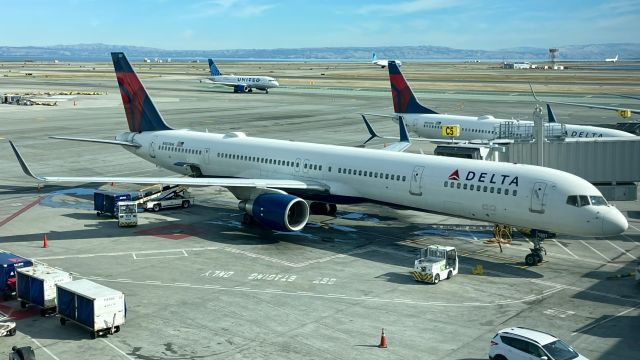 BOEING 757-300 (N587NW)