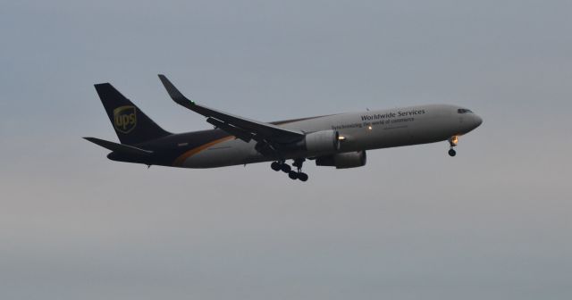 BOEING 767-300 (N309UP)