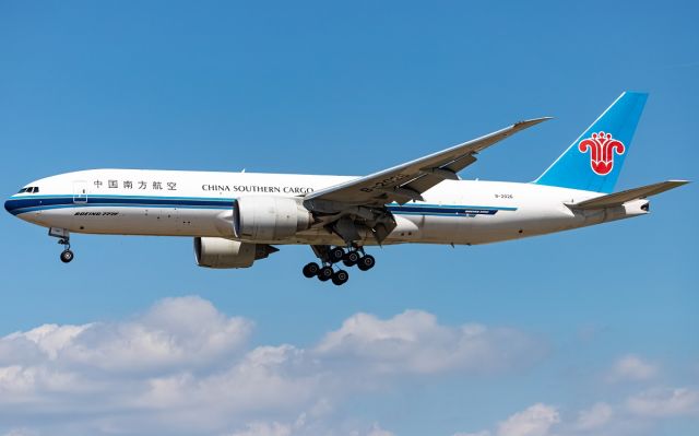 BOEING 777-200LR (B-2026)