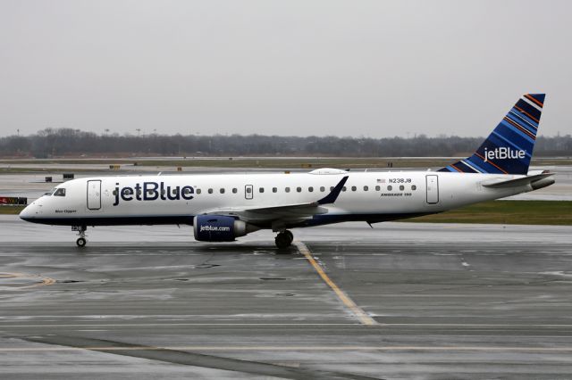 Embraer ERJ-190 (N238JB) - JBU1542 arriving from Savannah, GA, into the cold rain of JFK.