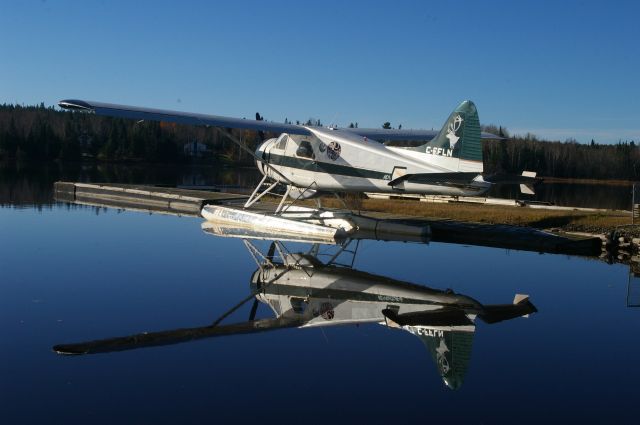 C-FLNN — - Jtais à la rivière Piché près de Val-dOr (CYVO) photographiant le reflet de cet hydravion sur leau le 24 octobre 2014.