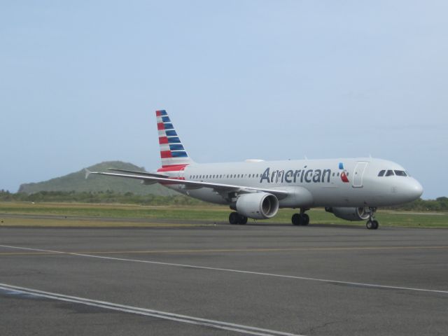 Airbus A320 (N121UW)