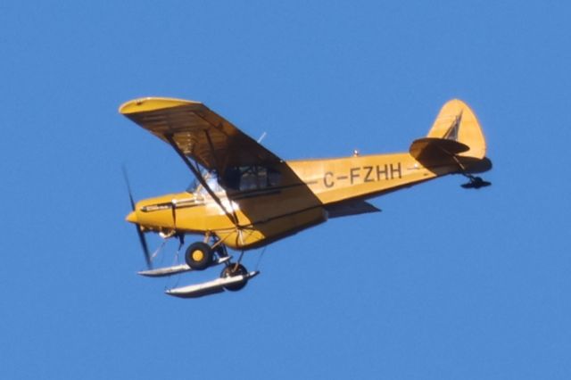 Piper L-21 Super Cub (C-GZHH) - C-GZHH Piper PA-18-135 Super CubSurvolant la ville de Lavaltrie QC. le 24-03-2024 à 17:00