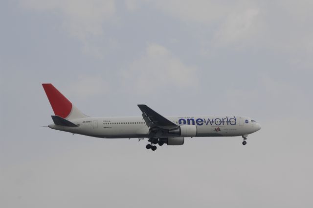 BOEING 767-300 (BON8980) - Final Approach to Haneda Intl Airport R/W22 on 2011/3/31 One World c/s