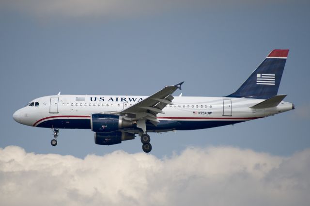 Airbus A319 (N754UW)