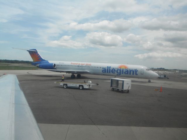 McDonnell Douglas MD-83 — - AAY825 MD83 Arrived to St. Petersburg, FL (KPIE) from Des Moines Intl (KDSM). Photo taken from seat 22A on AAY 874 bound to Bangor, ME (BGR).