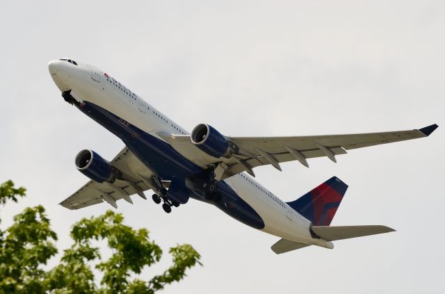 Airbus A330-200 (N853NW)