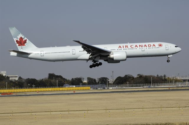 BOEING 777-300 (C-FIUL) - Final Approach to NRT Airport R/W16R on 2012/04/08