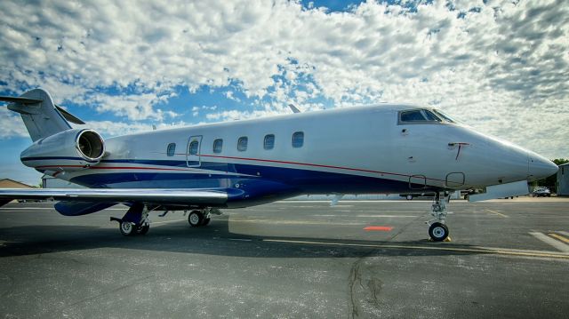 Bombardier Challenger 300 (N523FX)