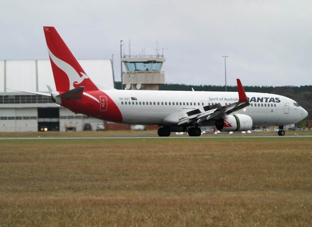 Boeing 737-800 (VH-VZY) - VZY Arriving into RWY 17 at Canberra. Taken behind the shopping centre with a 70-300mm