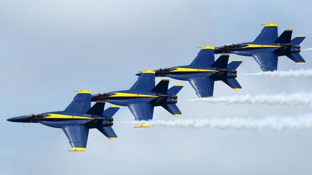 McDonnell Douglas FA-18 Hornet (16-1943) - 30/04/2022: Left bank of the four Blue Angels F-18 Hornet planes. A rare participation of no.7 reserve aircraft of the taem at the Vero Beach 2022 airshow.