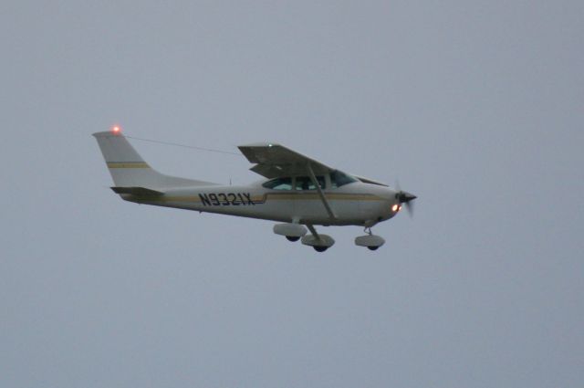 Cessna Skylane (N9321X) - N9321X on approach to Runway 32 at Sarasota-Bradenton International Airport