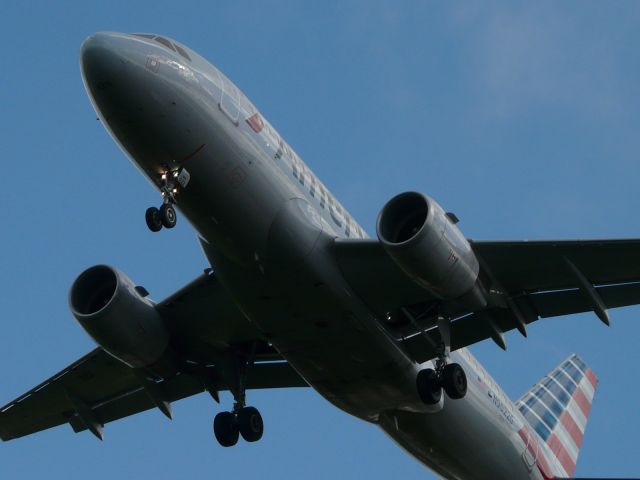 Airbus A319 (N90226) - An AAL A319 inbound from Dallas-Ft Worth